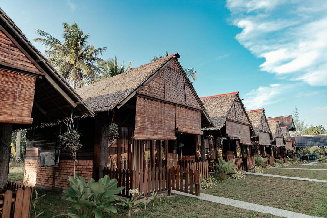 Nipoh Beach Cottage Kijal Buitenkant foto